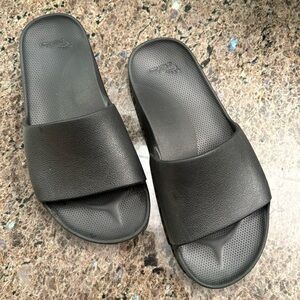 Black Archie. Women’s size 9 men’s size 8.